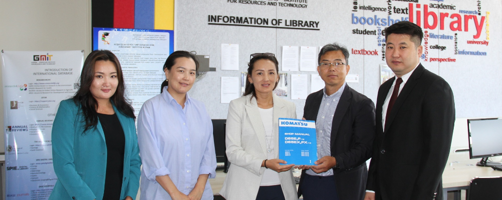 “Трансвест Монголиа” компанийн хамт олон МГТИС-ийн оюутнуудад ном бэлэглэлээ